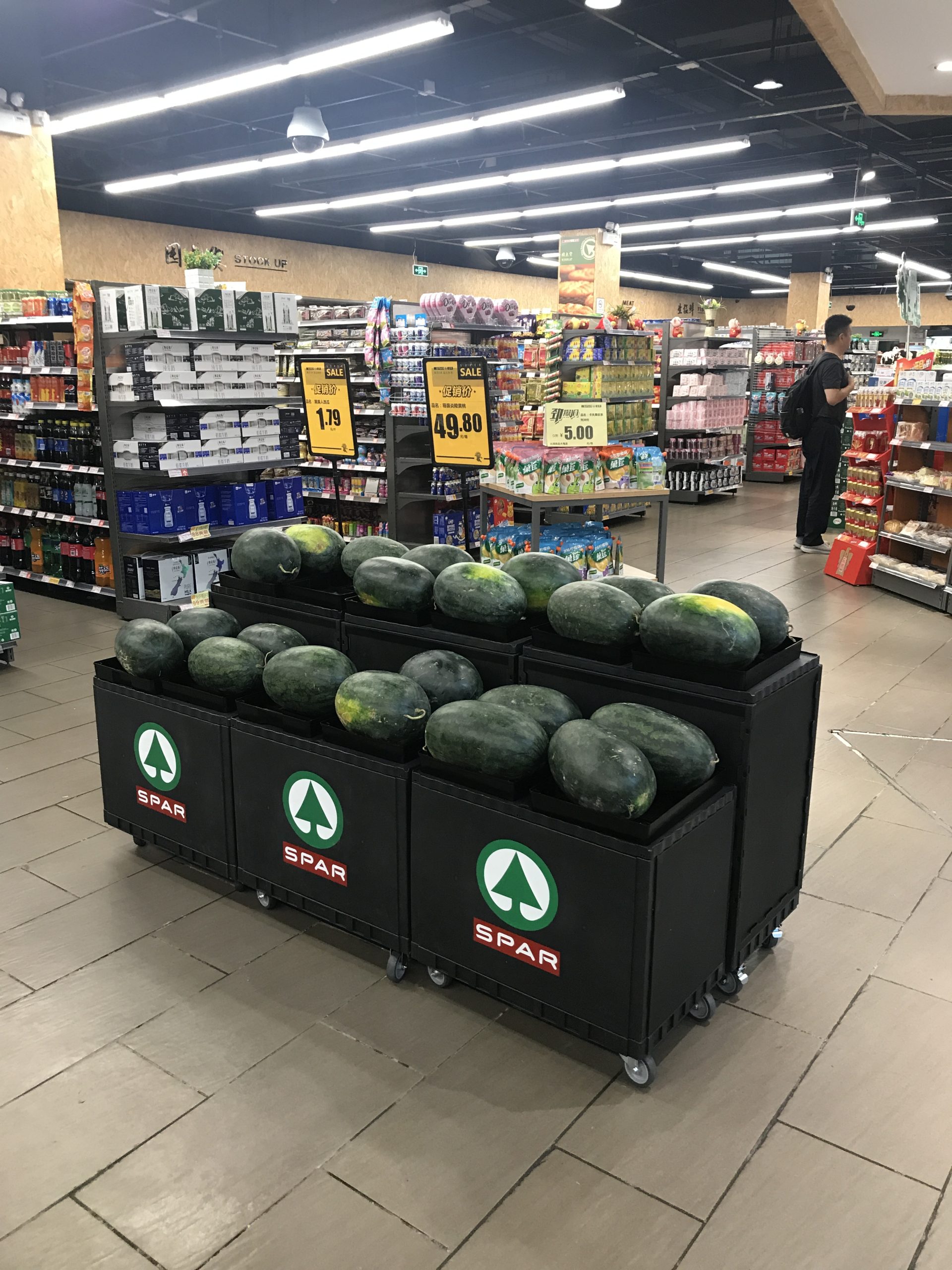 Smart merchandise displays for a supermarket