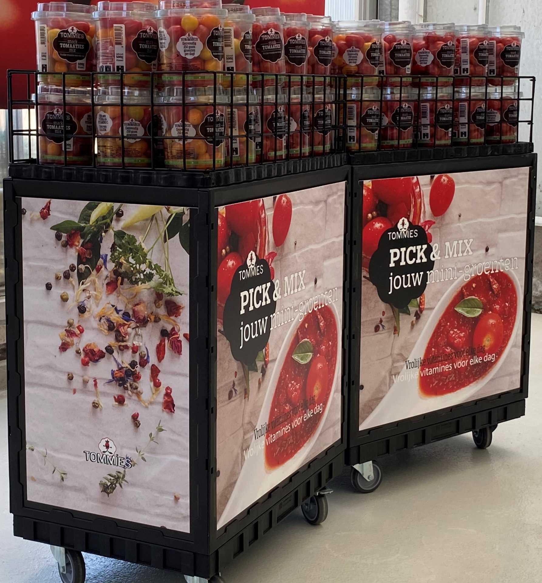 Branded smart displays in a supermarket with a recipe idea for tomatoes shown